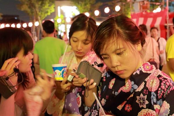 「まるでカルト」…イヤホン耳に無音で盆踊り、「うるさい」苦情で