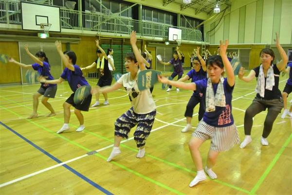 「まるでカルト」…イヤホン耳に無音で盆踊り、「うるさい」苦情で