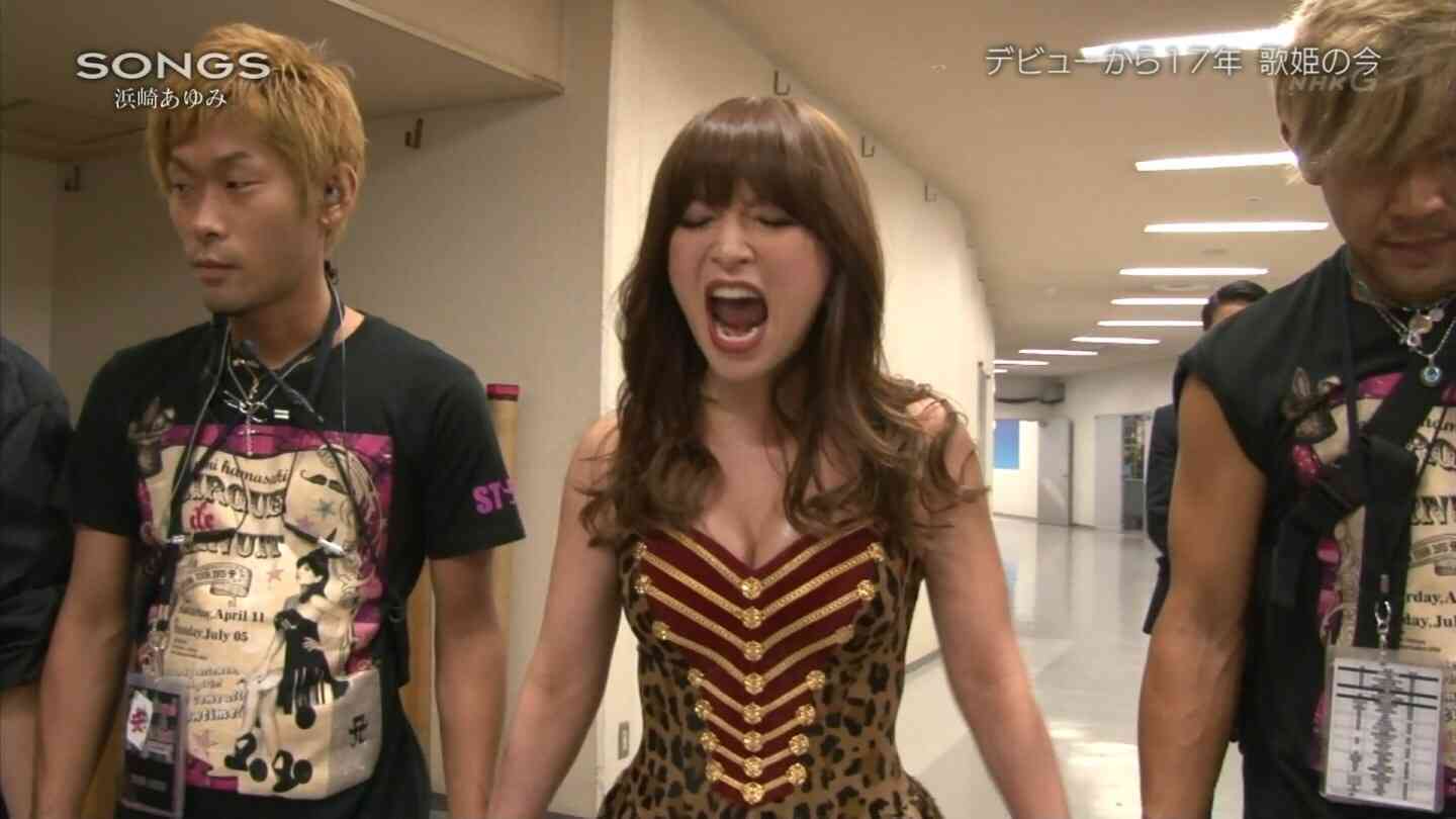 唇が不自然すぎる……浜崎あゆみの新“お直し”ジャケット写真が、またまた物議
