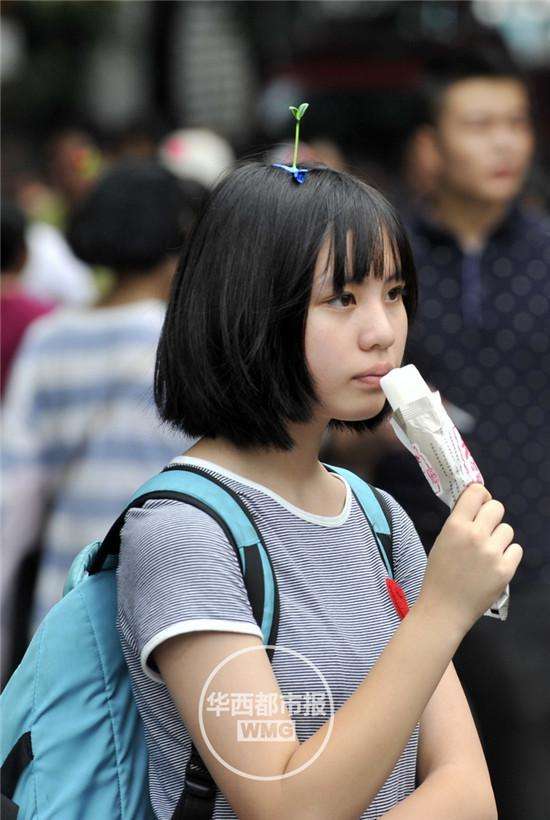 頭から発芽したように見えるヘアアクセサリーが中国・四川省で流行中