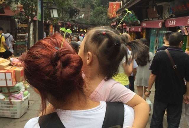 頭から発芽したように見えるヘアアクセサリーが中国・四川省で流行中