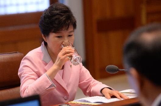 ひざまづいて謝罪 韓国で鳩山由紀夫元首相