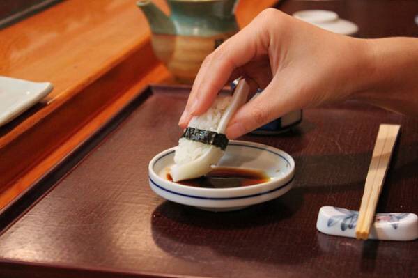 お寿司はお箸で食べますか。素手で食べますか。