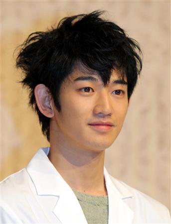 綾野剛、大泣き赤ちゃんへ“神対応” 女性客ため息