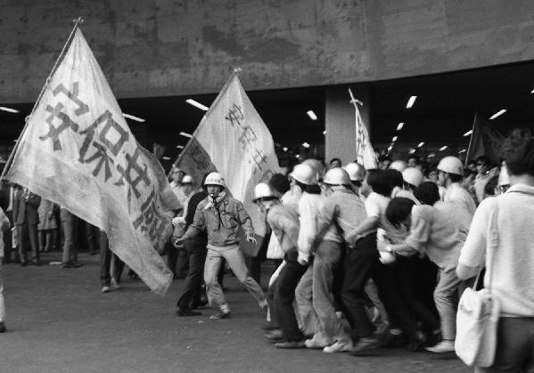 【安保採決】自民大沼瑞穂議員が民主津田弥太郎議員に引き倒されてるシーンが酷い(動画有)