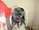 トイレの便器の裏に恐ろしいマスクを張りつけるいたずら ‐ ニコニコ動画:GINZA