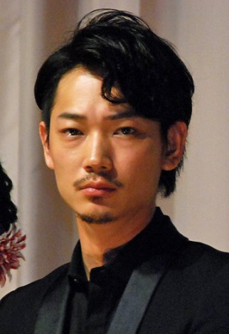 男版・剛力彩芽？「売れっ子女優を食いまくる」綾野剛の“ゴリ押し”に批判の声も