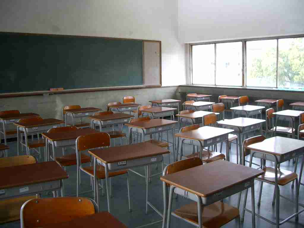 テレビの影響か？　学校で女子の顔面蹴り笑い者にする事件発生