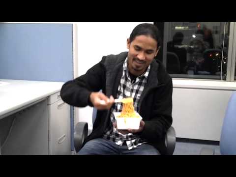 インド人が激辛ペヤングを食べると - YouTube