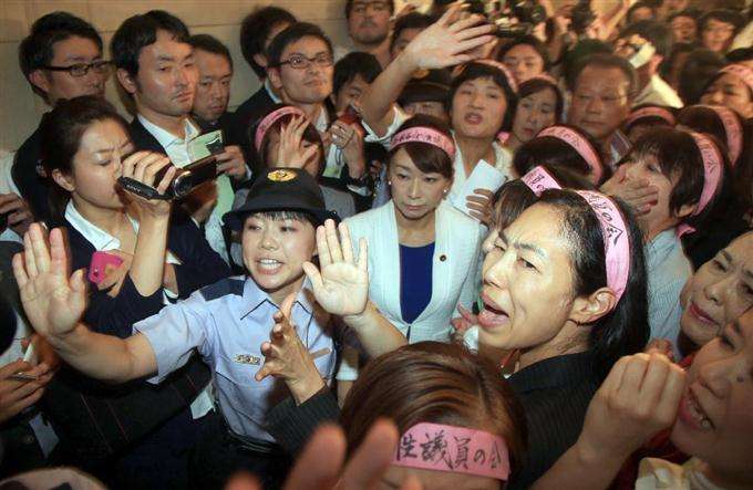 【安保採決】自民大沼瑞穂議員が民主津田弥太郎議員に引き倒されてるシーンが酷い(動画有)