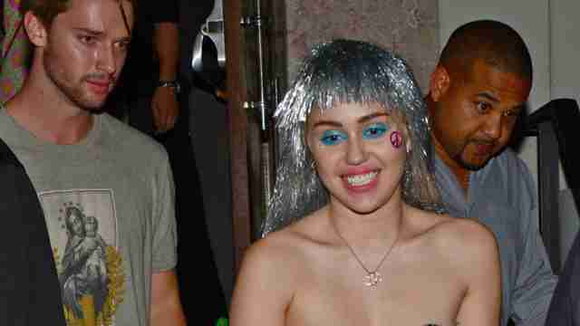 テイラー・スウィフト美くびれ見せ、マイリー・サイラス過激露出 セレブのSEXYドレススタイル【VMA2015】