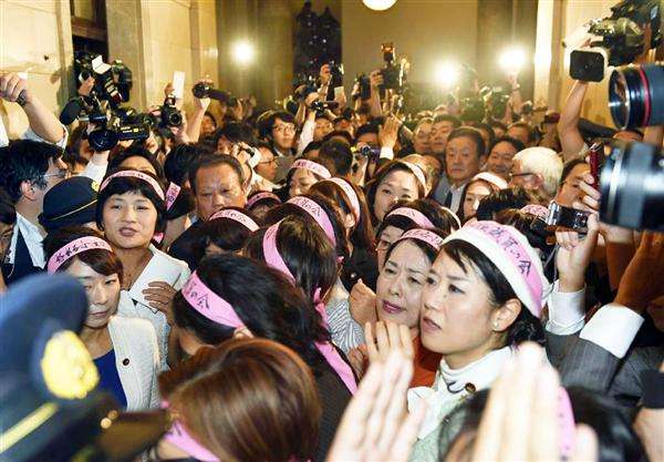 野党女性議員「触るな！セクハラだ！」安保法案採決遅らせるため、ドアの前に立ち与党議員が触れるたびに大騒ぎ