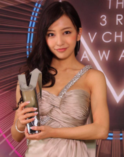 板野友美、美バスト強調 ベッド上のSEXYな姿にファン興奮