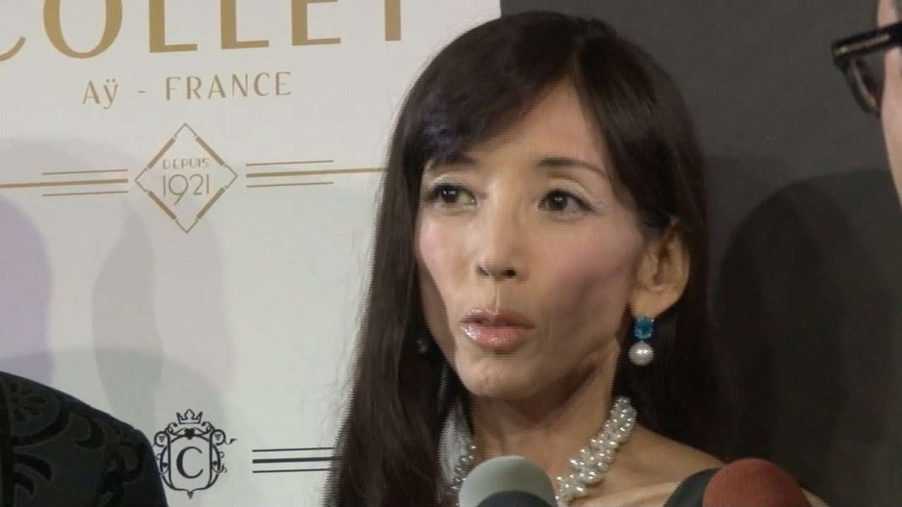 川島なお美、ダンベルで体力づくり「激やせとか言われている場合じゃない」　COLLET新商品発表会 - YouTube