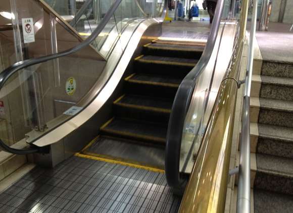 日本にある「世界一短いエスカレーター」に世界中が注目 / 実際に行ってみたら驚愕の事実が発覚！ | ロケットニュース24