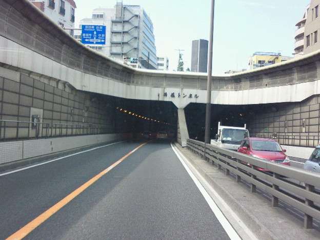 トンネル内で６台玉突き事故　追突の女子大生逮捕　東京・杉並の環状８号