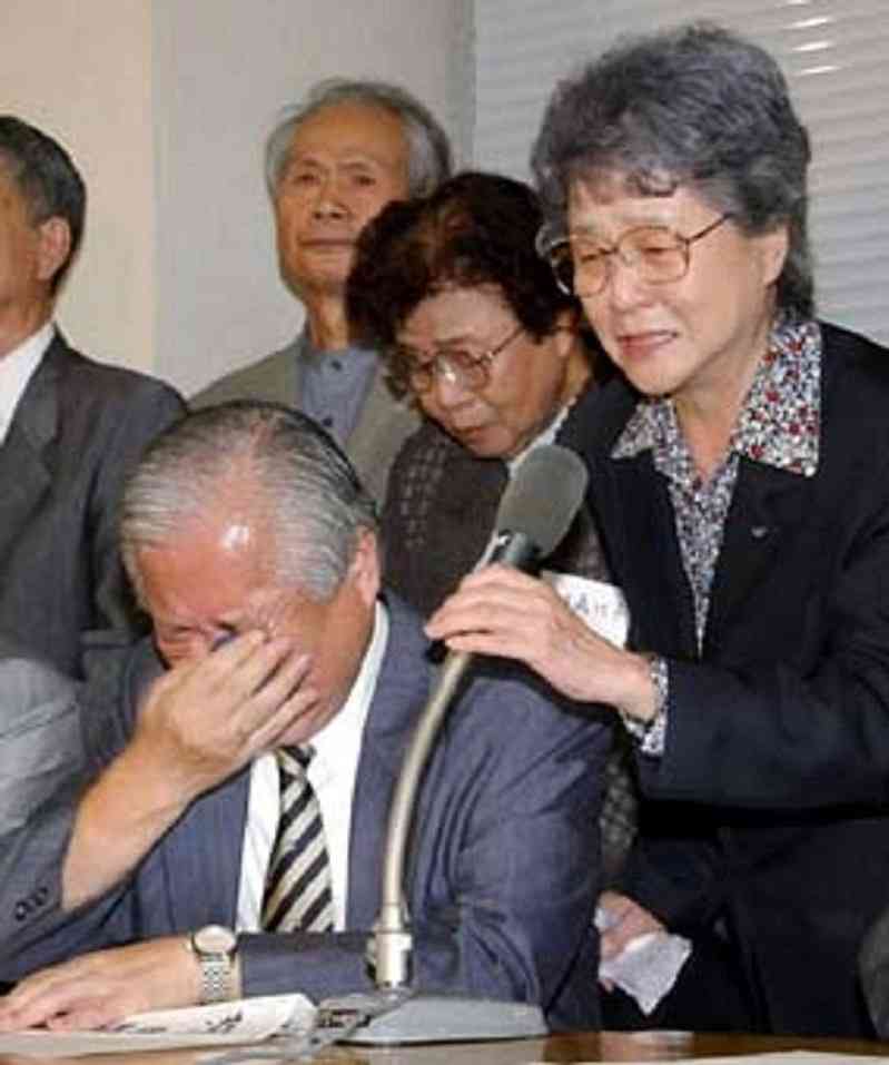 印象操作か？拉致解決のブルーリボン TBSドラマで悪徳代議士に着用