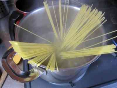 パスタを茹でる時に、塩を入れても意味が無いことが判明！