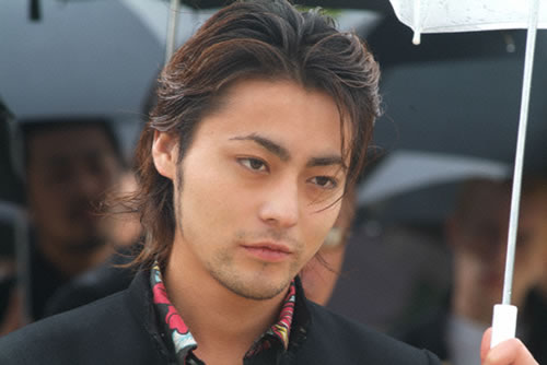 山田孝之が“猫耳美女”に首ったけ…「またたびになる修行に出ます」と変態ツイート連発