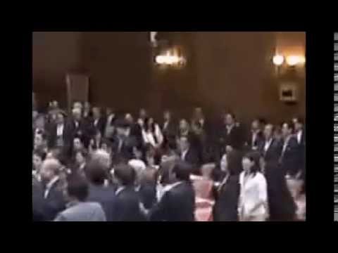 民主党の津田弥太郎参院議員（６３）に後ろから羽交い締めされた上、引き倒されるなどの暴行 - YouTube