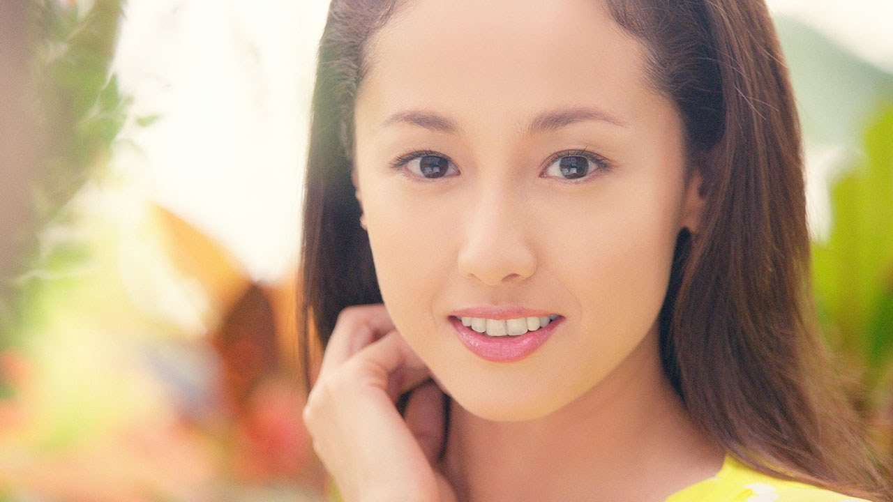 沢尻エリカ、美しいメイク姿披露　『24hコスメ』CM「ボタニカル篇」 - YouTube