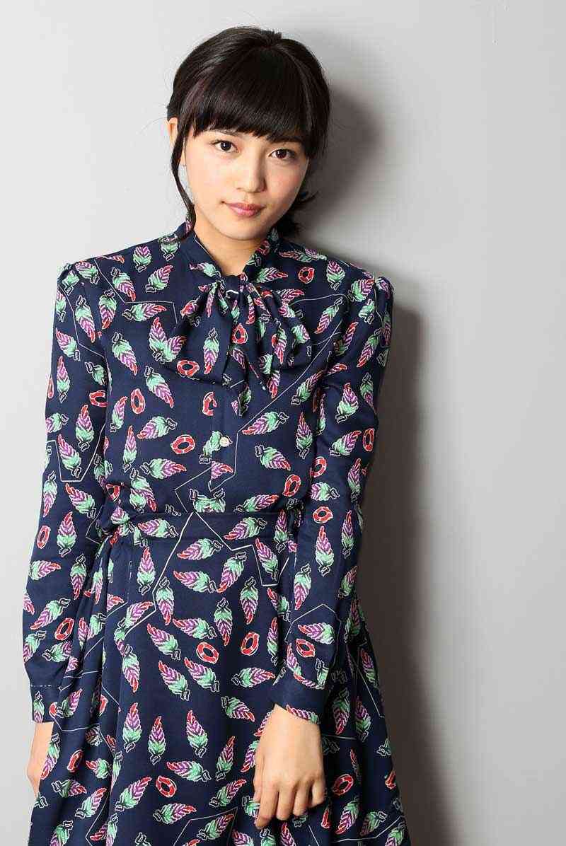 川口春奈、オトナな水着姿「どーんと大きく」