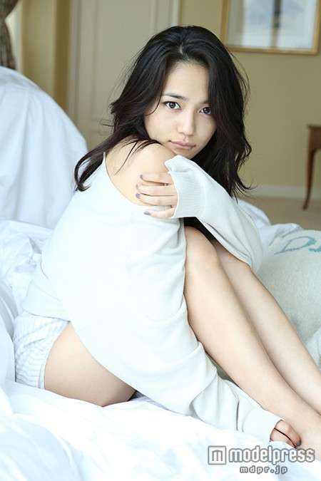 川口春奈、オトナな水着姿「どーんと大きく」