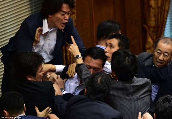 海外反応！　I LOVE JAPAN　 : 安保法案を力尽くで阻止しようとした野党の行動に世界が呆れる！　海外の反応。