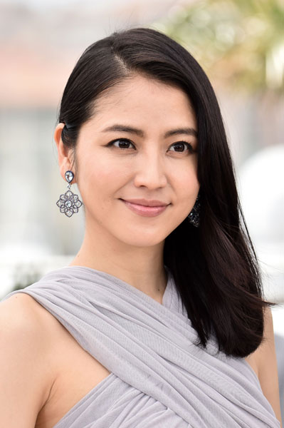 長澤まさみ、シンプル白ワンピで美脚披露