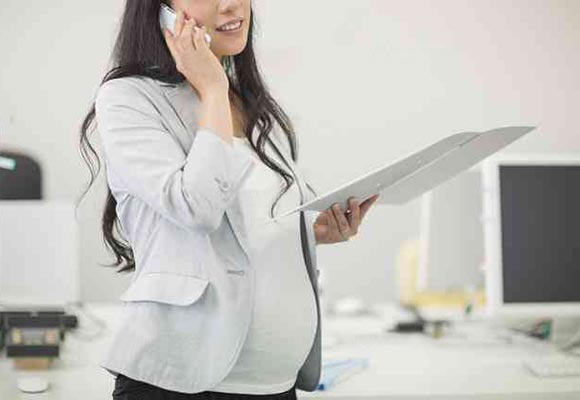 立ち仕事の妊婦さん