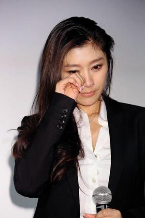 篠原涼子が主演映画 アンフェア The End の舞台挨拶で涙 寂しいです ガールズちゃんねる Girls Channel