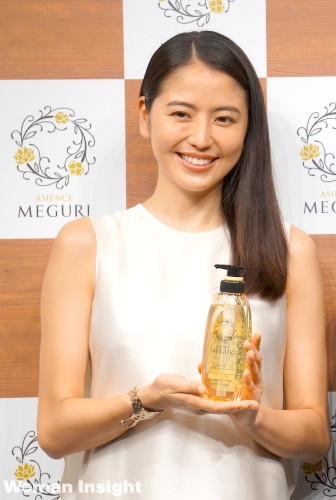 長澤まさみ、シンプル白ワンピで美脚披露