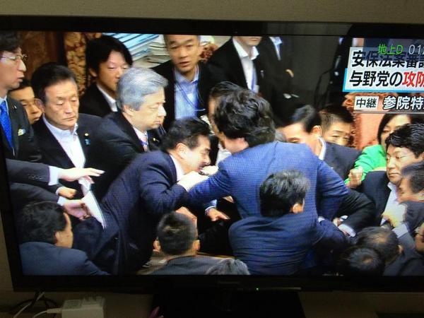 民主党・小西ひろゆき「民主党議員は一切実力行使をしていない、相手の身体に触れてない」→twitterでバレバレの嘘をつき炎上:ハムスター速報