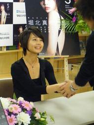 「見習ってほしい」の声が続出！桐谷美玲が握手会でするオヤジ殺し対応とは？