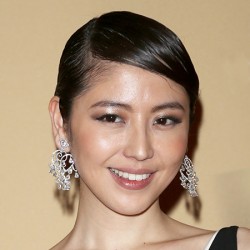 長澤まさみ、シンプル白ワンピで美脚披露
