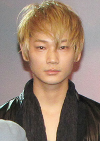 男版・剛力彩芽？「売れっ子女優を食いまくる」綾野剛の“ゴリ押し”に批判の声も