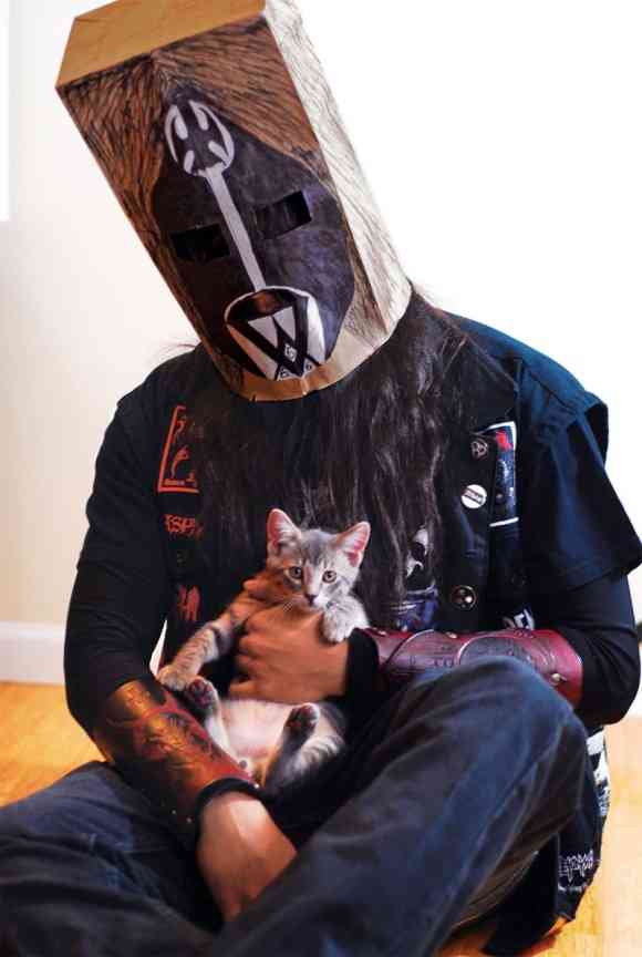 メタルバンドメンバーが猫救済の為に作った写真集「Metal cats」