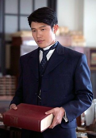 30kg増量した鈴木亮平。ブ厚い胸板がチラ見え！