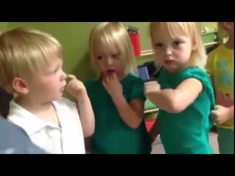 子どもの言い争いがかわいい (you poked my heart 翻訳) - YouTube