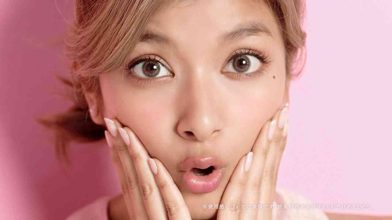 ローラ、キュートに「すっごいの！」 「黒糖精うるおい化粧水」「黒糖精うるおう弾力ジェル」新CM - YouTube