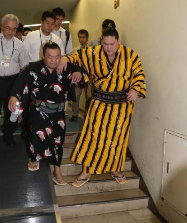 照ノ富士強行出場！右膝前十字じん帯損傷で全治１カ月も… （スポニチアネックス） - Yahoo!ニュース