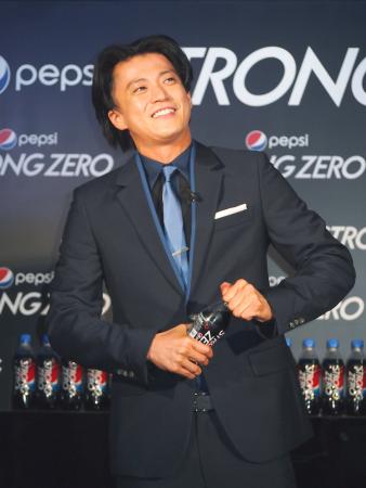 小栗旬、パワー不足でふた開けられず　ペプシは「キャップもストロング」