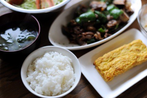 テレビ見ながらの食事が及ぼす悪影響とは？ | パピマミ