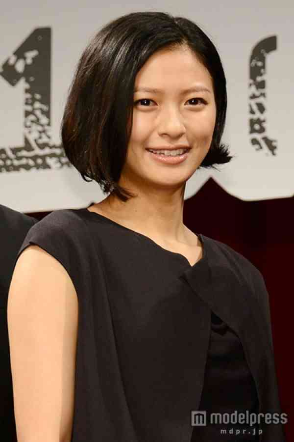 榮倉奈々、大胆SEXYドレスに岡田准一「背中開き過ぎ」 ラブシーン回顧で耳真っ赤