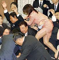 【安保採決】自民大沼瑞穂議員が民主津田弥太郎議員に引き倒されてるシーンが酷い(動画有)