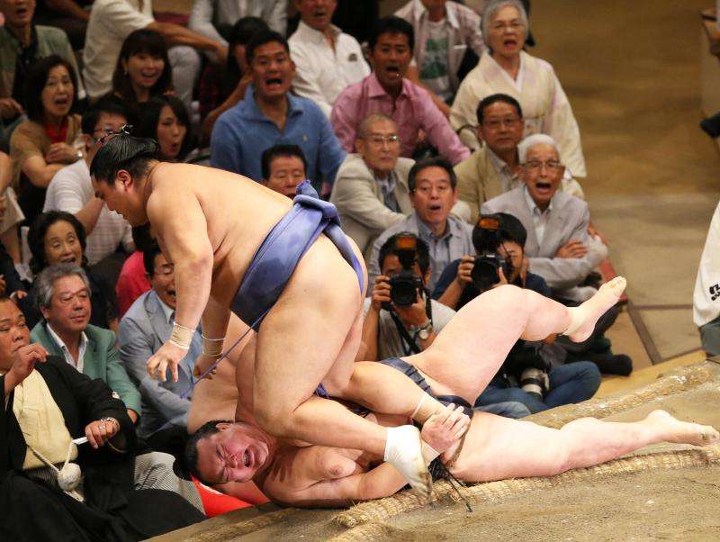 稀勢の里２敗目「アーッ」優勝争い後退いら立ち無言 - 大相撲 : 日刊スポーツ
