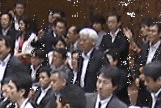 【安保採決】自民大沼瑞穂議員が民主津田弥太郎議員に引き倒されてるシーンが酷い(動画有)