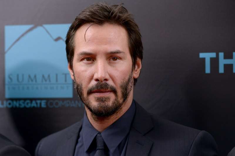【画像】キアヌ・リーブス、ギャルに囲まれウハウハ