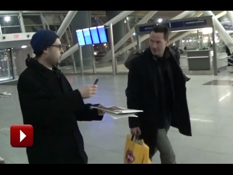 Keanu Reeves' SWEETLY Stops For Fans To Click Pics And Sign Authographs - YouTube