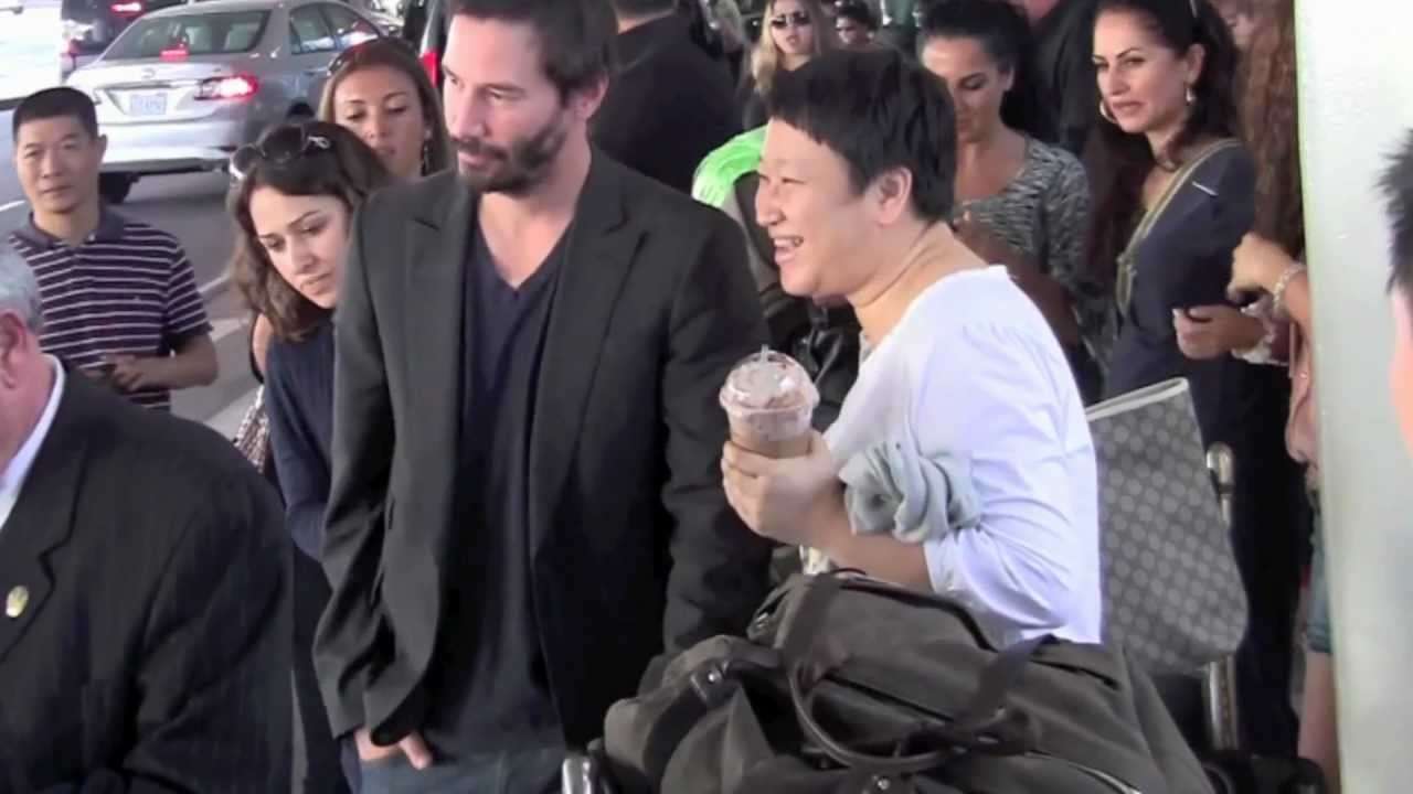 WATCH: Keanu Reeves Greeted by Paparazzi and Fans at lax - YouTube